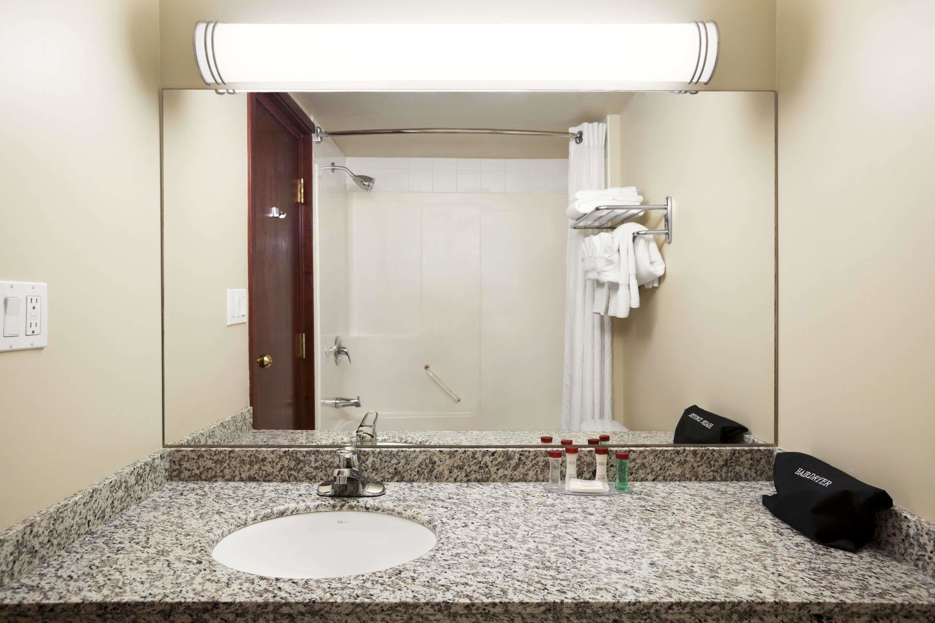 combined shower/bathtub, deep-soaking bathtub, free toiletries