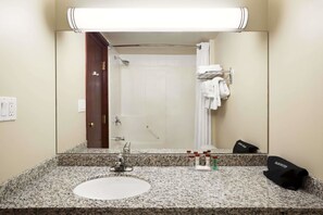 Tina con regadera, tina profunda, amenidades de baño gratuitas 