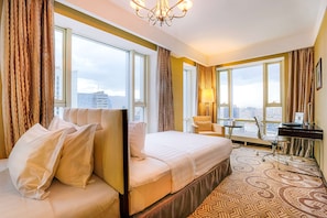 Suíte família, várias camas, para não fumantes, vista para a cidade | Roupas de cama premium, frigobar, cofres nos quartos