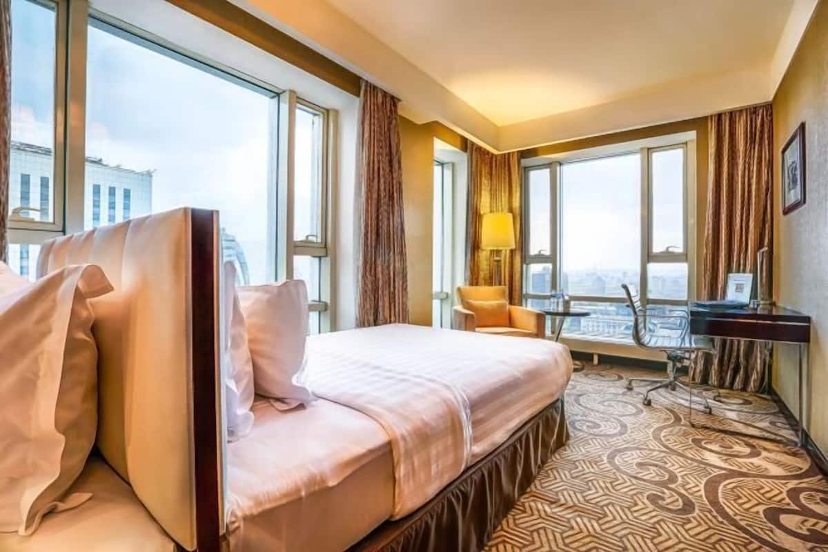 1 bedroom, premium bedding, minibar, in-room safe