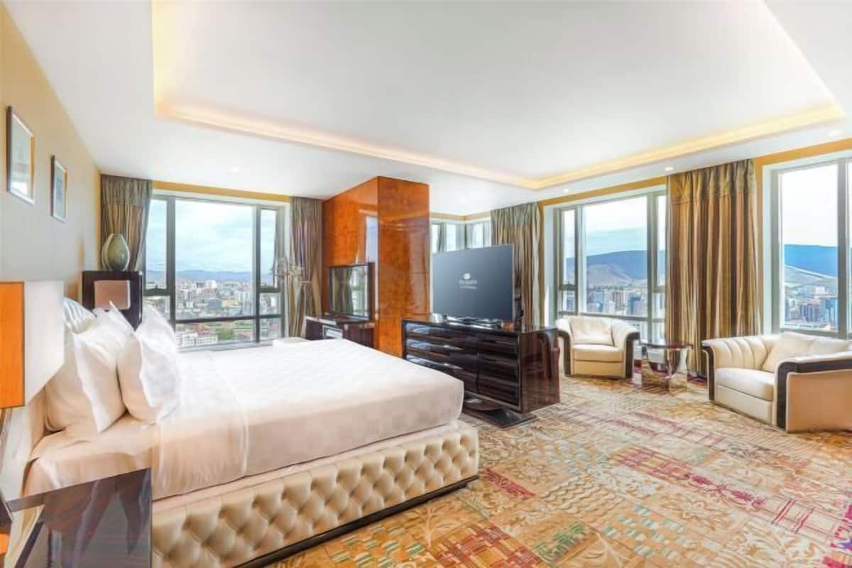 1 bedroom, premium bedding, minibar, in-room safe