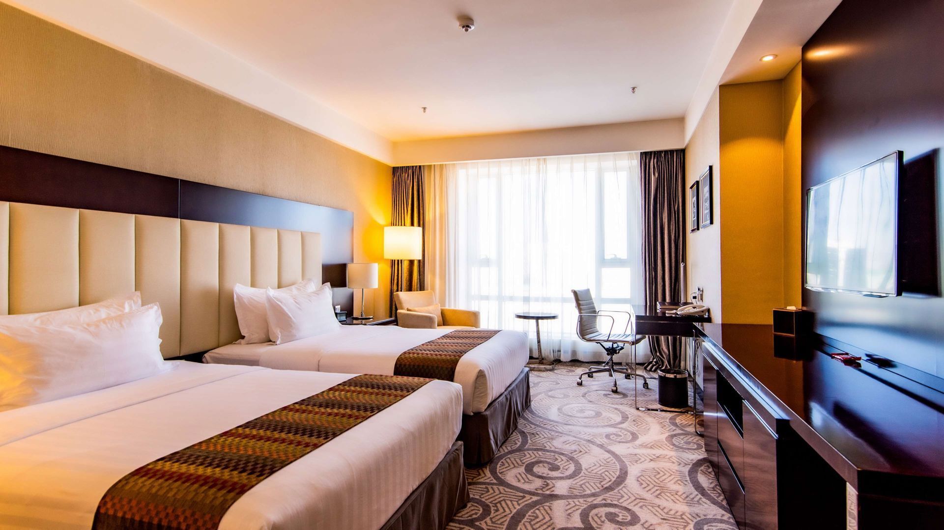 Ropa de cama de alta calidad, minibar, caja fuerte