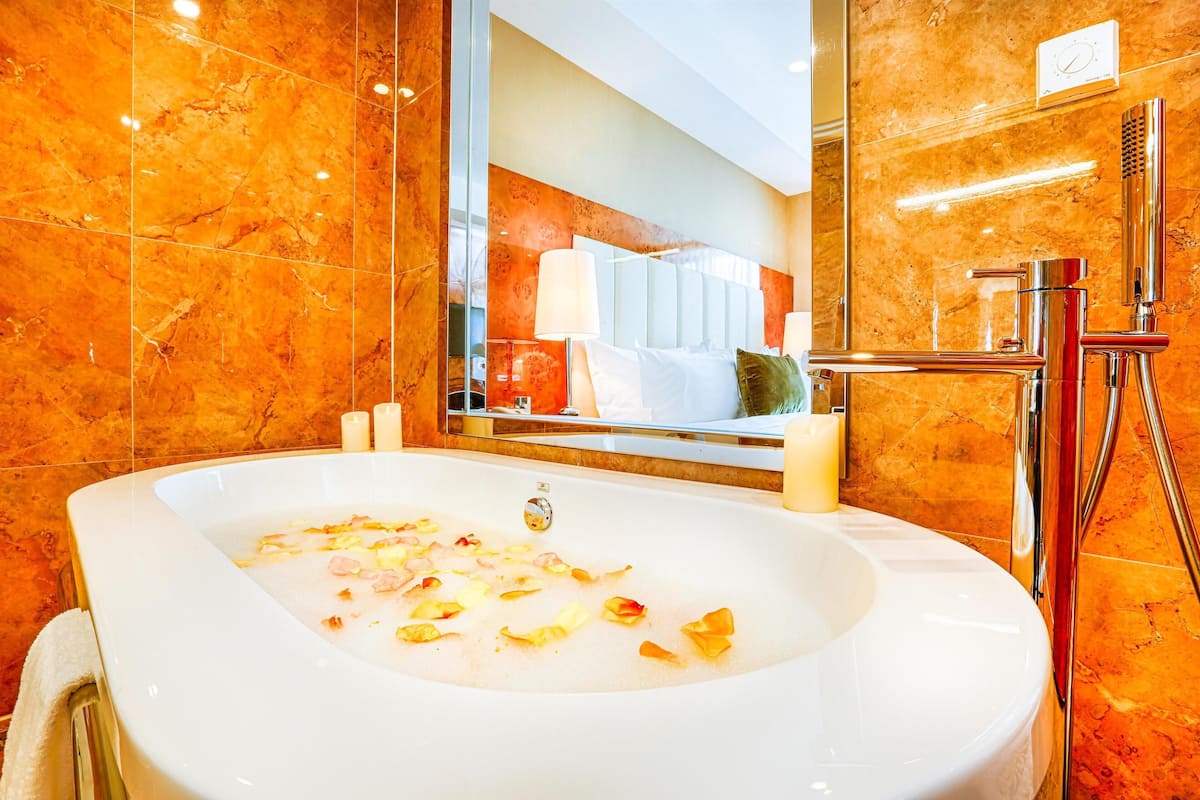 suite, 1 king bed, non smoking | 1 bedroom, premium bedding, minibar, in-room safe