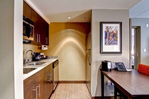 Full-size fridge, microwave, stovetop, dishwasher - Homewood Suites Ajax, Ontario, Canada (Ajax)