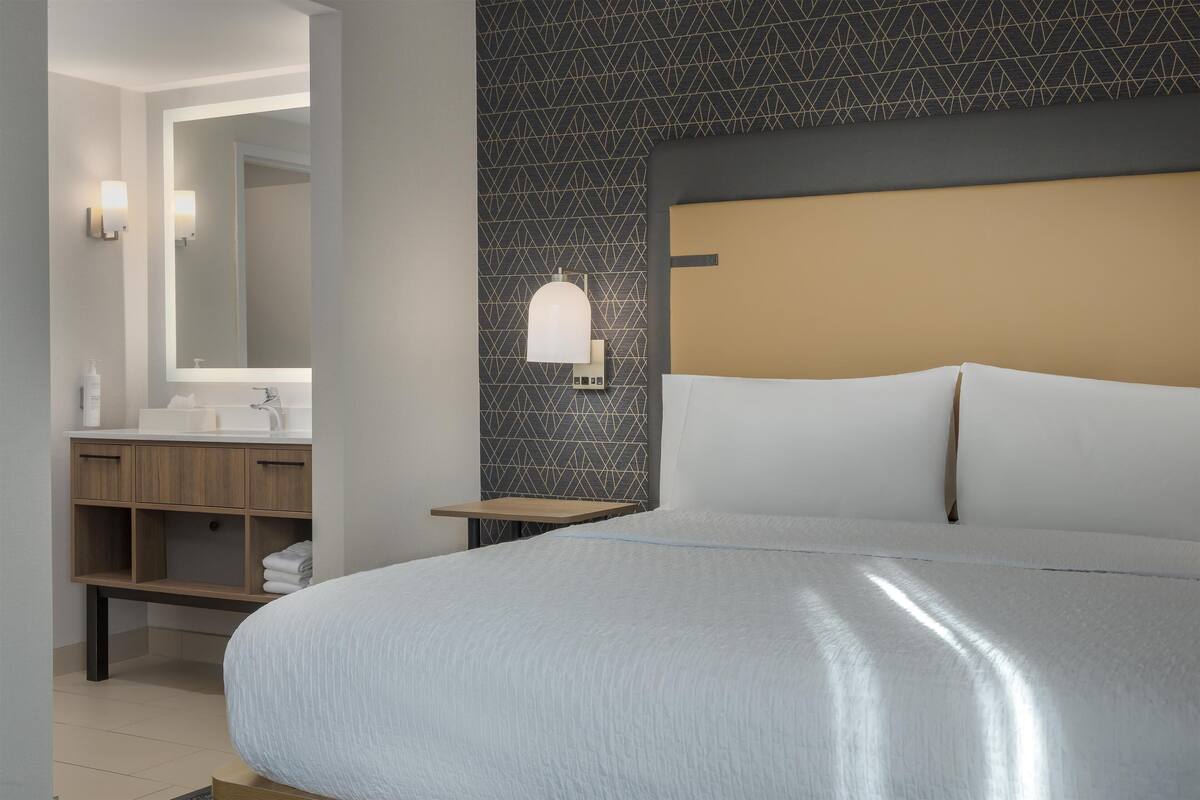 Studiosuite, 1 kingsize-seng | Blendingsgardiner, barnesenger (inkludert) og wi-fi (inkludert)