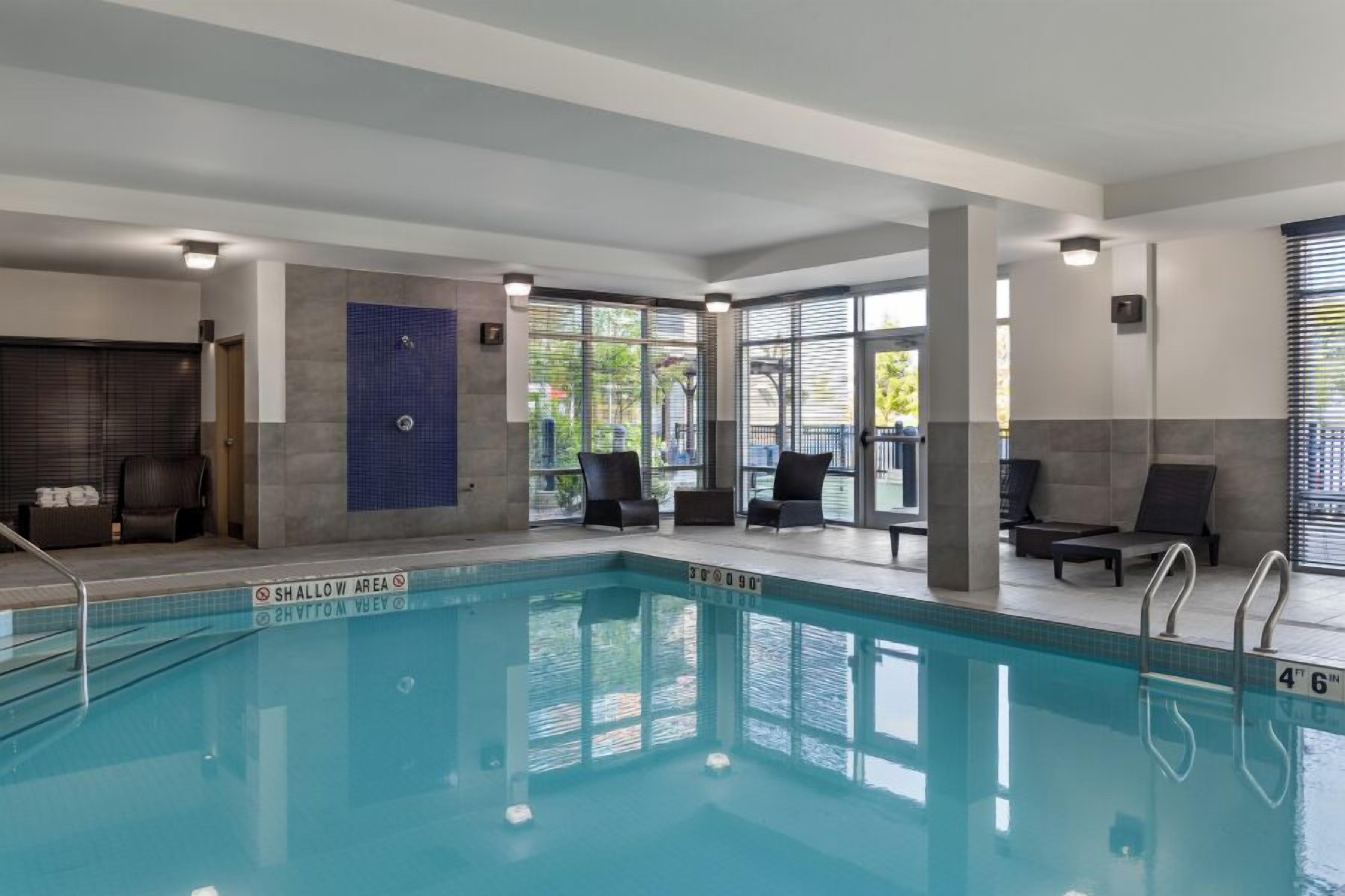 Indoor pool, sun loungers