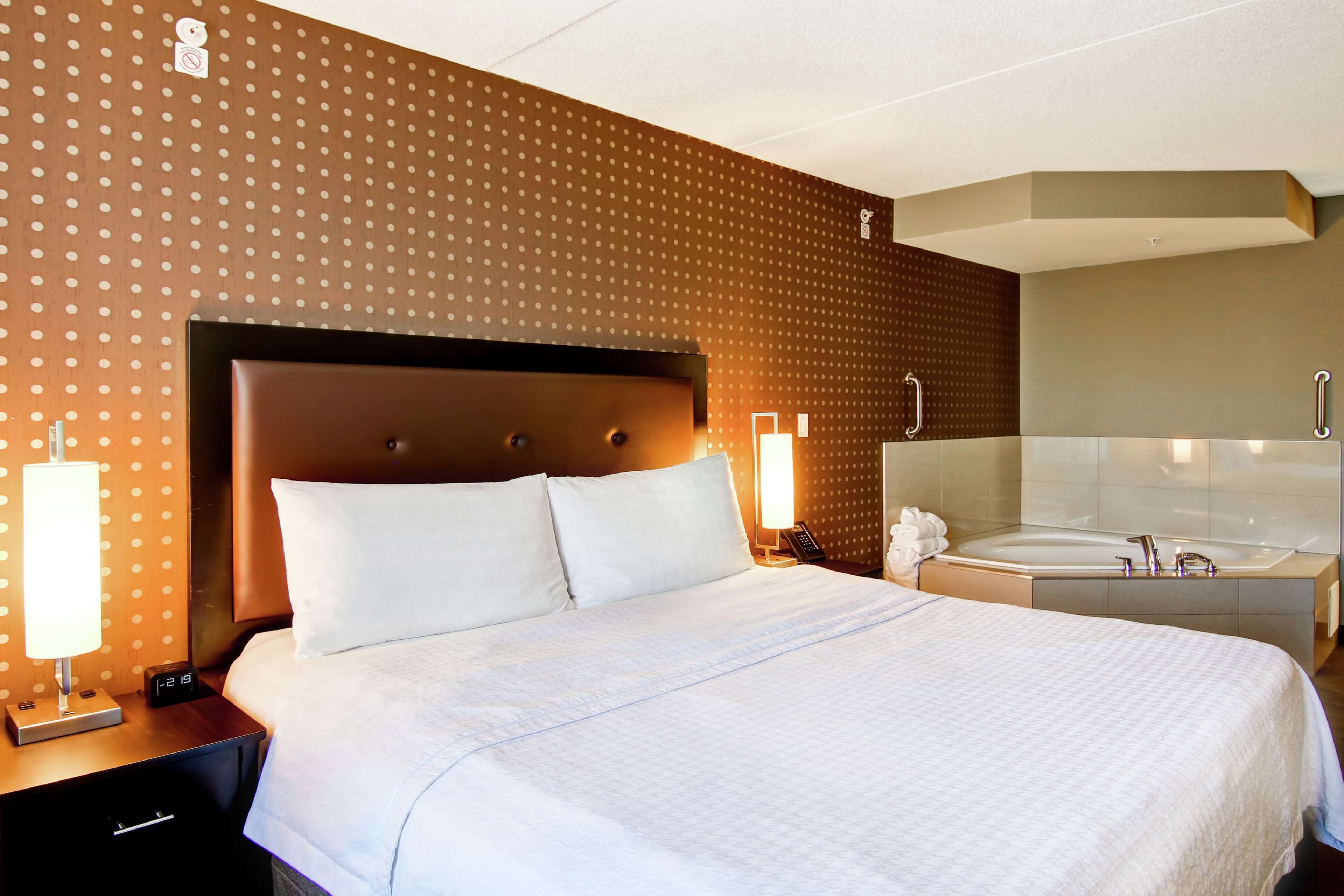suite, 1 king bed, non smoking, jetted tub | bathroom | shower, free toiletries, hair dryer, towels