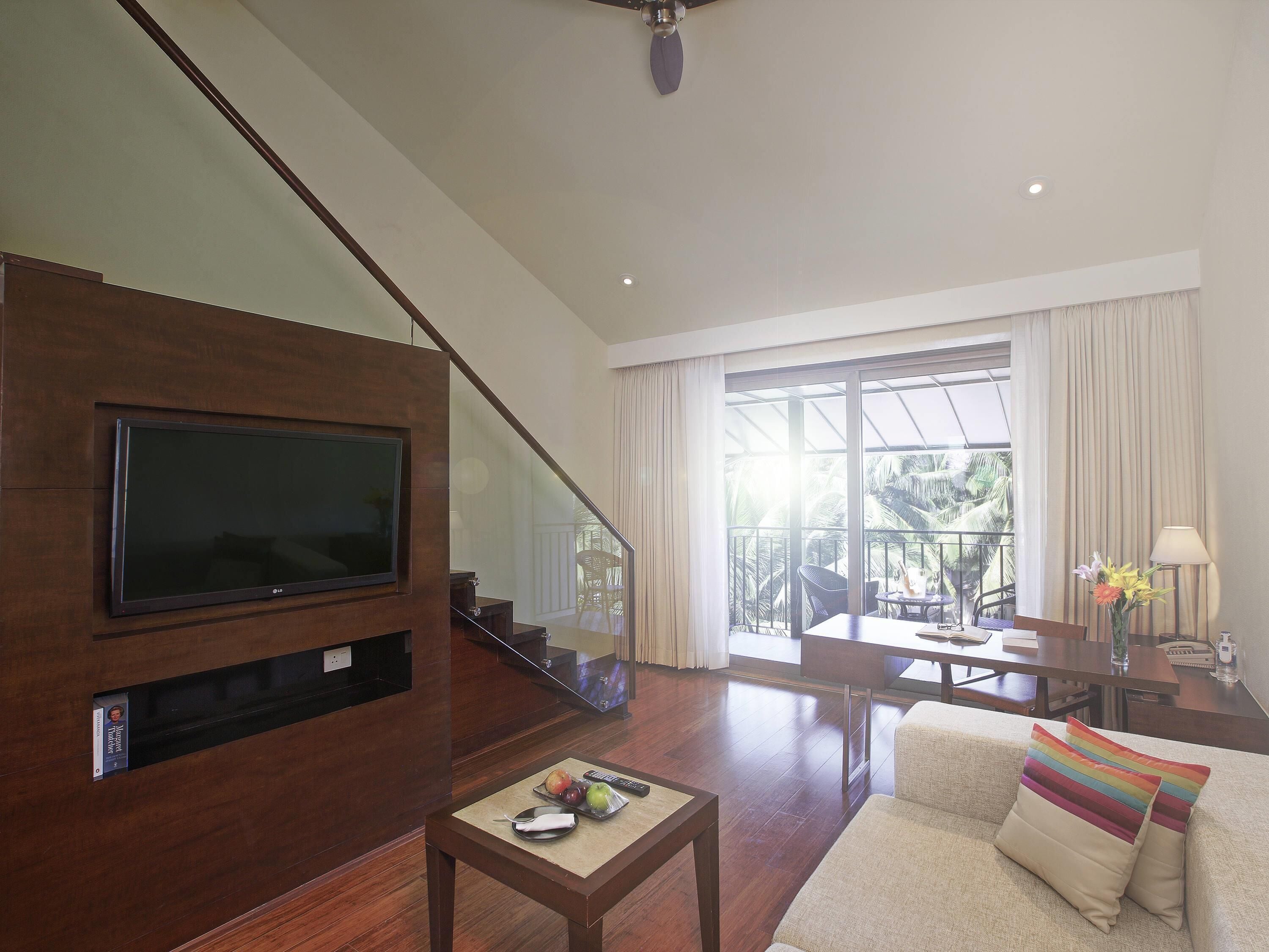 Suite, 1 King Bed, Jetted Tub (Elegance) | Premium bedding, pillowtop beds, minibar, in-room safe