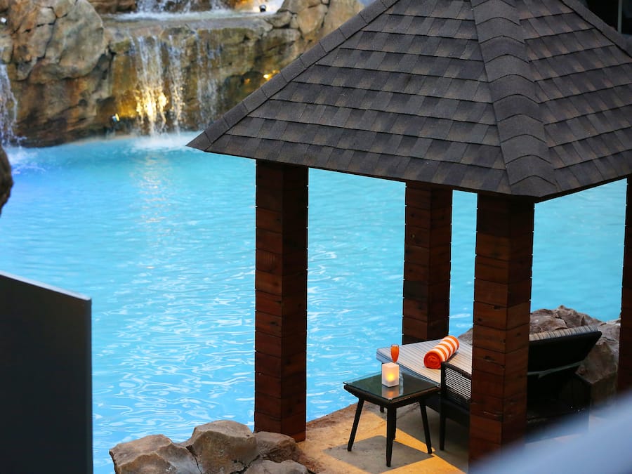 Una piscina al aire libre, camas de piscina gratis, sombrillas