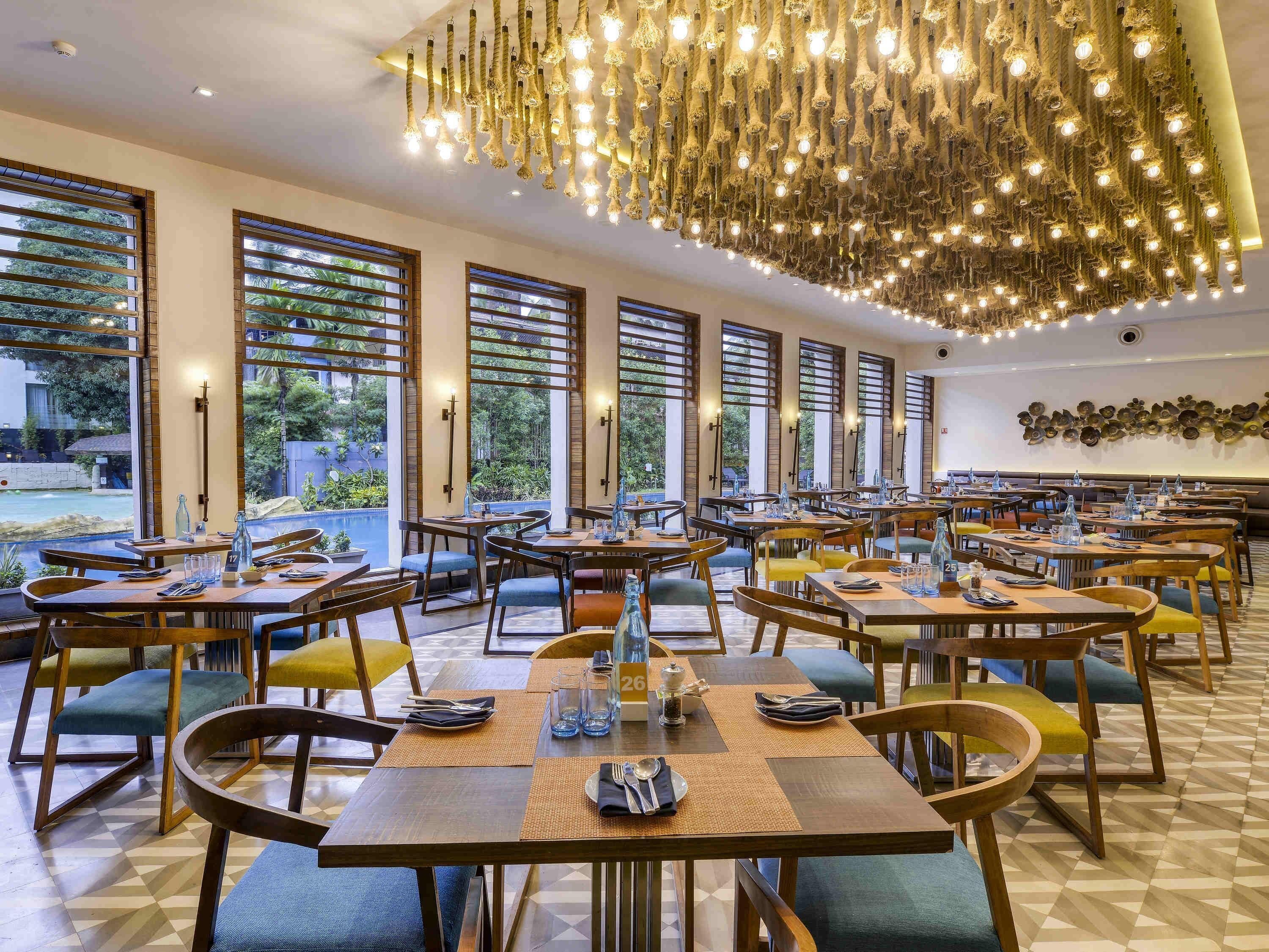 2 restaurants, breakfast, lunch, dinner served; international cuisine 