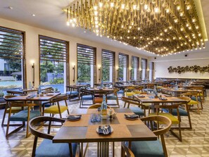 2 restaurantes, se sirven desayunos, comidas y cocina internacional