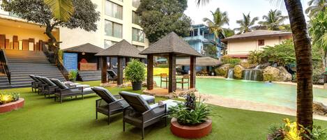 Ulkouima-allas, ilmaisia cabañoita, aurinkovarjoja