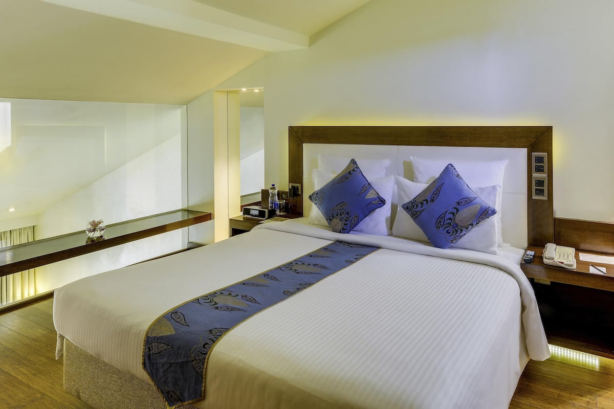 Suite, 1 King Bed, Jetted Tub (Elegance) | 1 bedroom, premium bedding, pillowtop beds, minibar