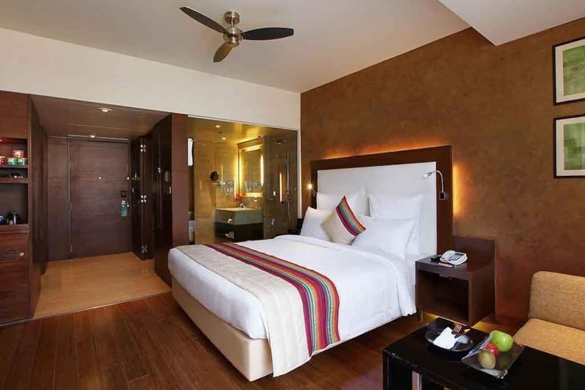 Superior Room, 1 King Bed | Premium bedding, pillowtop beds, minibar, in-room safe