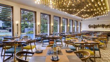 2 restaurants; breakfast, lunch and dinner served