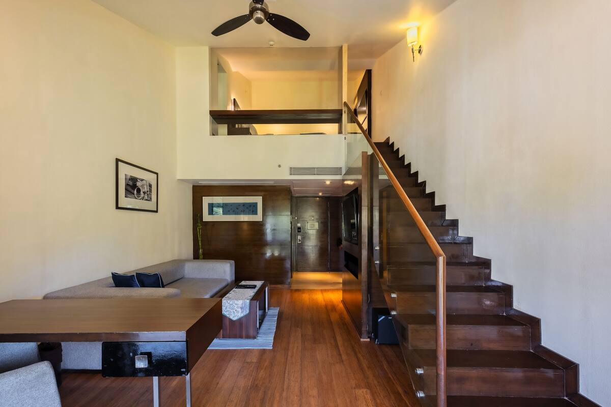 suite, 1 king bed, jetted tub (elegance) | living area | 42-inch flat-screen tv with cable channels, tv