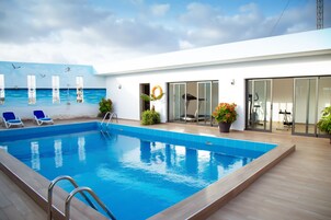 Una piscina al aire libre