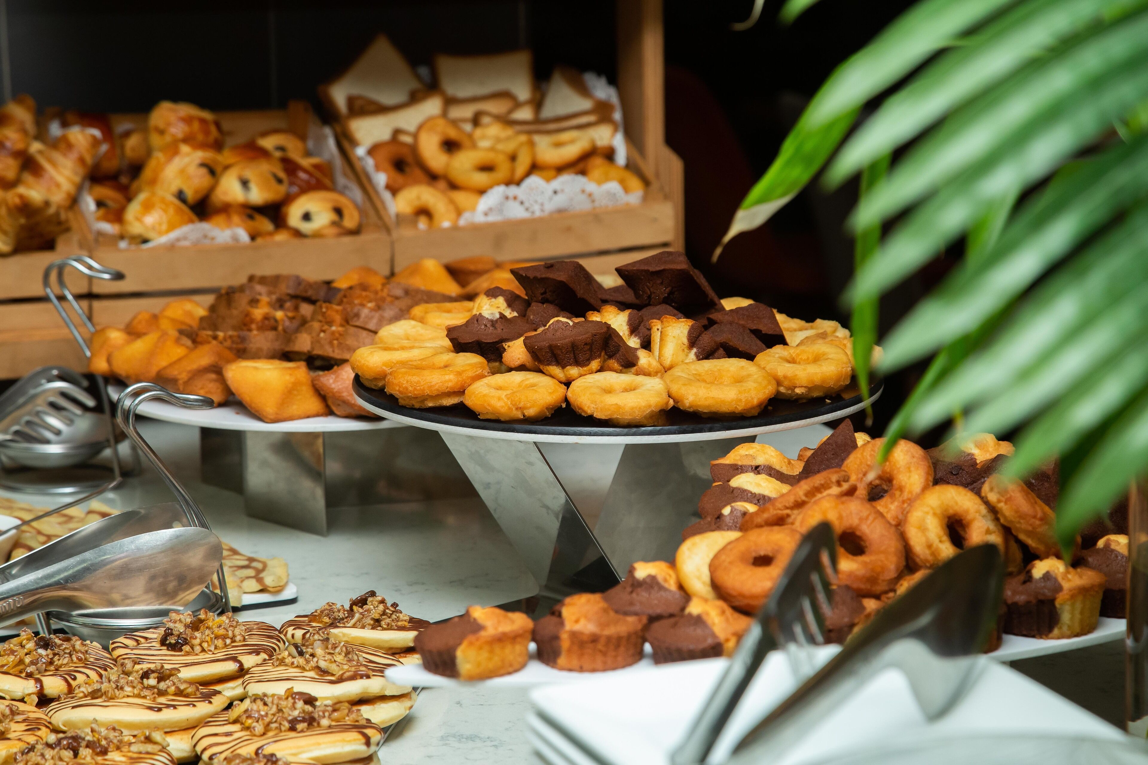 Un buffet con diversi dolci e prodotti da forno.