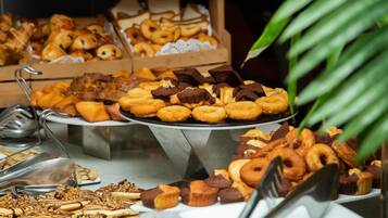 Un buffet con diversi dolci e prodotti da forno.