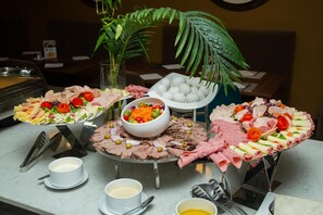 Petit déjeuner buffet (11 EUR par personne)