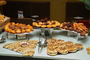 Daily buffet breakfast (EUR 11 per person) - Le Ndiambour Hôtel et Résidence (Dakar)