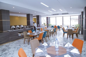 2 restaurants servant le déjeuner, cuisine locale et internationale