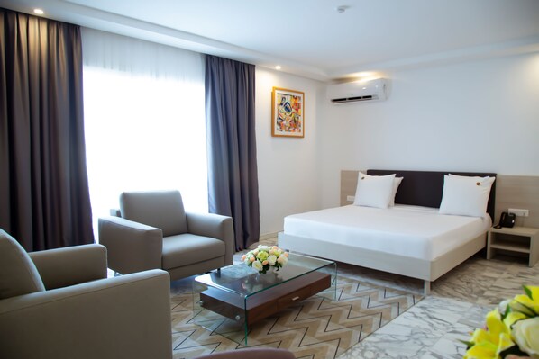 Luxury Double Room, 1 Bedroom | In-room safe, desk, blackout drapes, soundproofing - Le Ndiambour Hôtel et Résidence (Dakar)