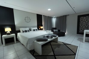 Minibar, décoration personnalisée, bureau, rideaux occultants