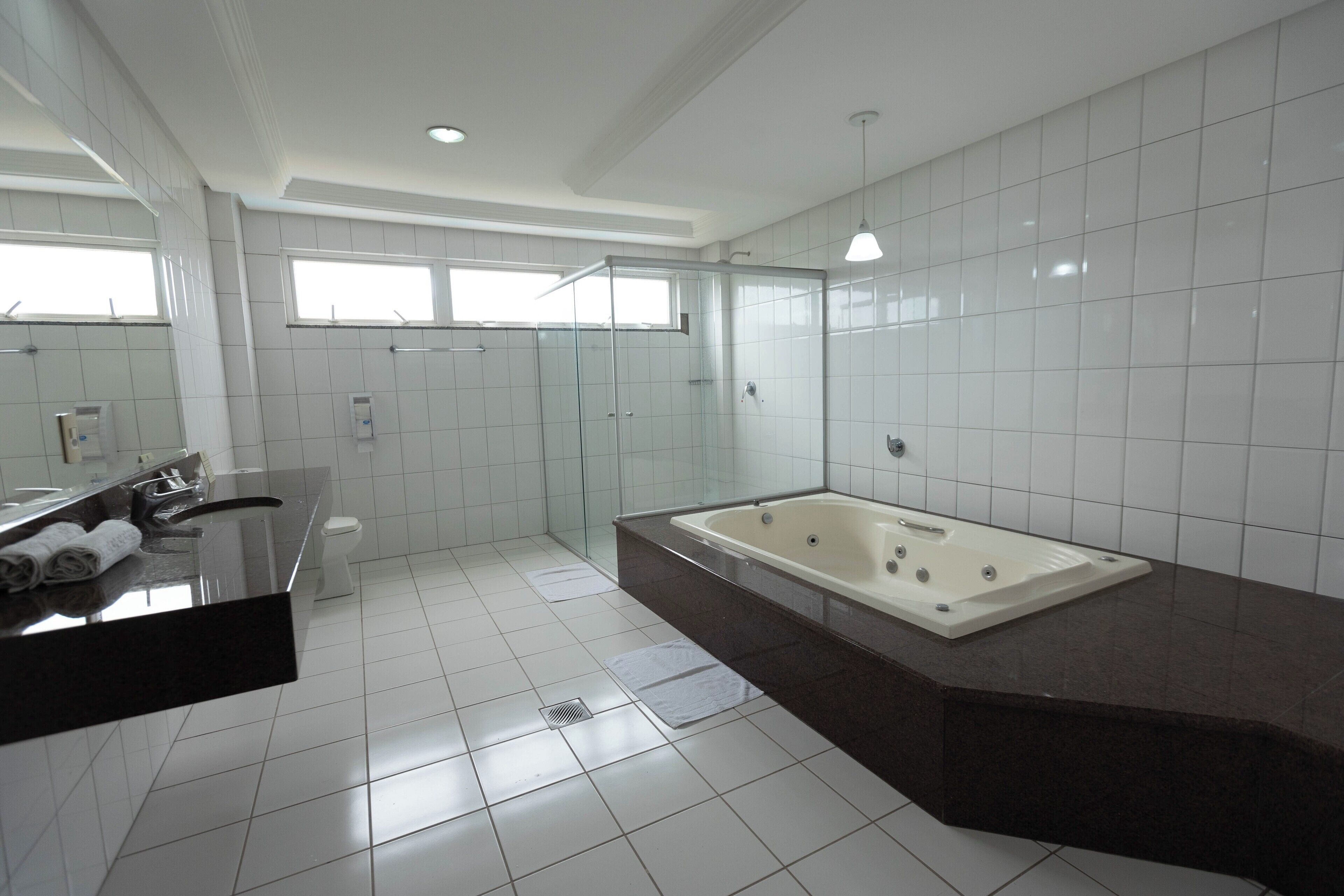 suite master | bathroom | shower, free toiletries, hair dryer, towels
