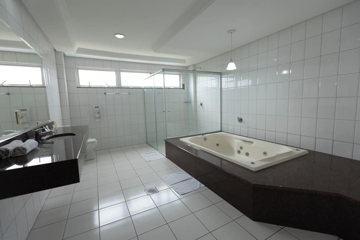 suite master | bathroom | shower, free toiletries, hair dryer, towels
