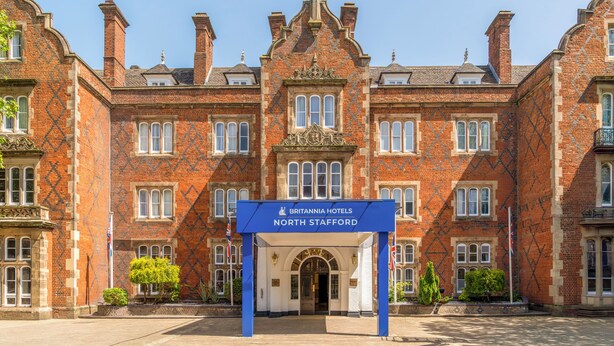 Een historisch bakstenen gebouw met een bord voor Britannia Hotels North Stafford.