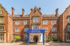 Un bâtiment historique en briques, sur lequel on peut voir une enseigne indiquant « Britannia Hotels North Stafford ».