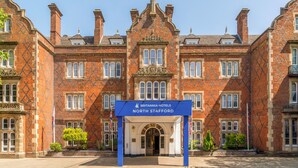 Een historisch bakstenen gebouw met een bord voor Britannia Hotels North Stafford.