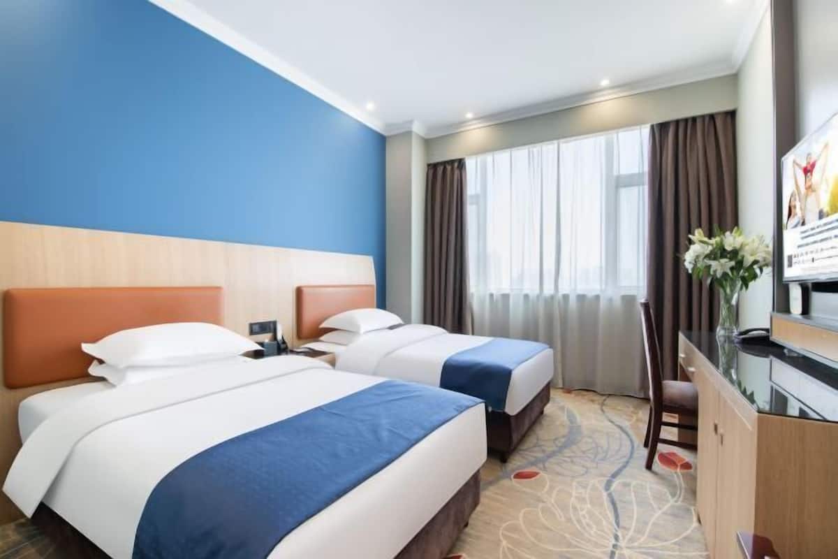 In-room safe, soundproofing, free WiFi, bed sheets