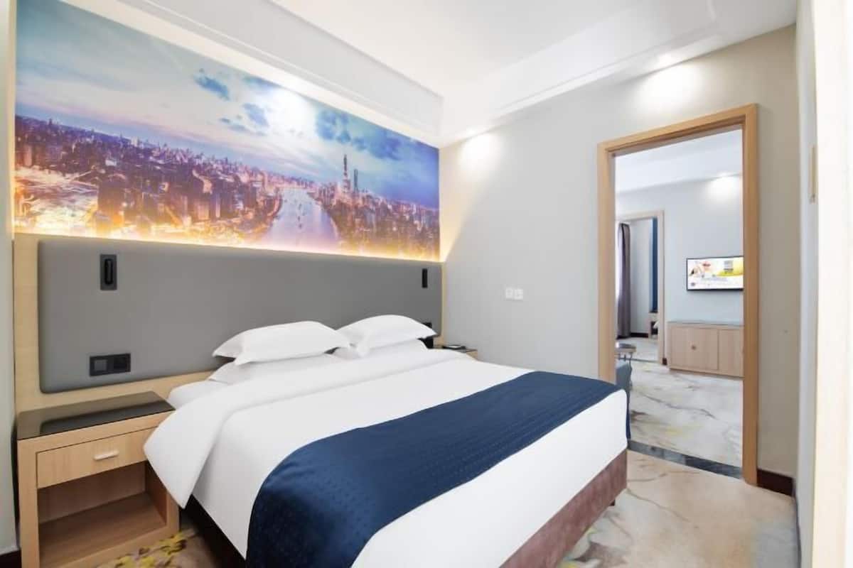 In-room safe, soundproofing, free WiFi, bed sheets