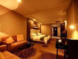 In-room safe, soundproofing, free WiFi, bed sheets