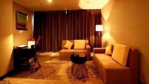 خزنة داخل الغرفة وتجهيزات عازلة للصوت وواي فاي مجانًا ومُنبهات