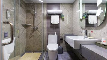 Tabla de planchar con plancha, wifi gratis y ropa de cama