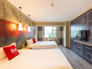 Habitación familiar | Tabla de planchar con plancha, wifi gratis, ropa de cama