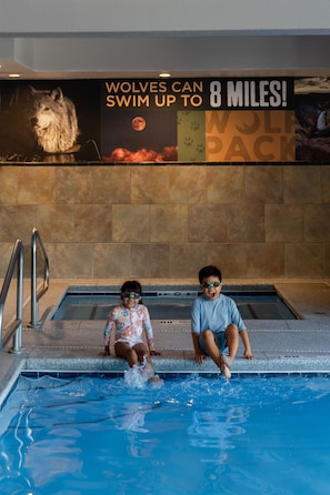 Indoor pool, pool loungers - Explorer Cabins At Yellowstone (West Yellowstone)