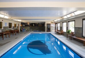 Indoor pool, sun loungers - Explorer Cabins At Yellowstone (West Yellowstone)