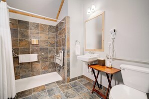 Cabaña, 1 cama King size, con acceso para personas discapacitadas (Old Faithful Cabin) | Baño | Regadera, secadora de cabello, batas, toallas 