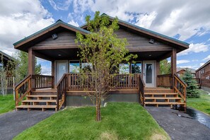 Cabaña, 2 camas Queen size (Montana Cabin) | Wifi gratis y ropa de cama 
