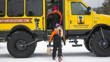 Un autobús turístico amarillo con la marca