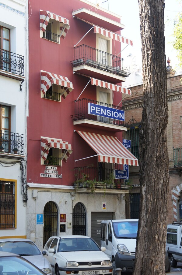 Front of property - Pensión Pérez Montilla (Seville)