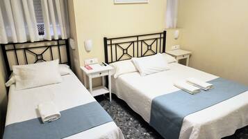 Driepersoonskamer, Meerdere bedden, privébadkamer | Gratis wifi, beddengoed