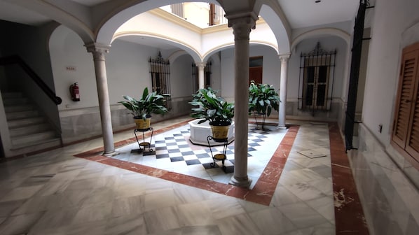 Apartemen Deluks, 2 kamar tidur, dapur | Area keluarga | Televisi layar datar 26-inci dengan saluran TV kabel dan TV