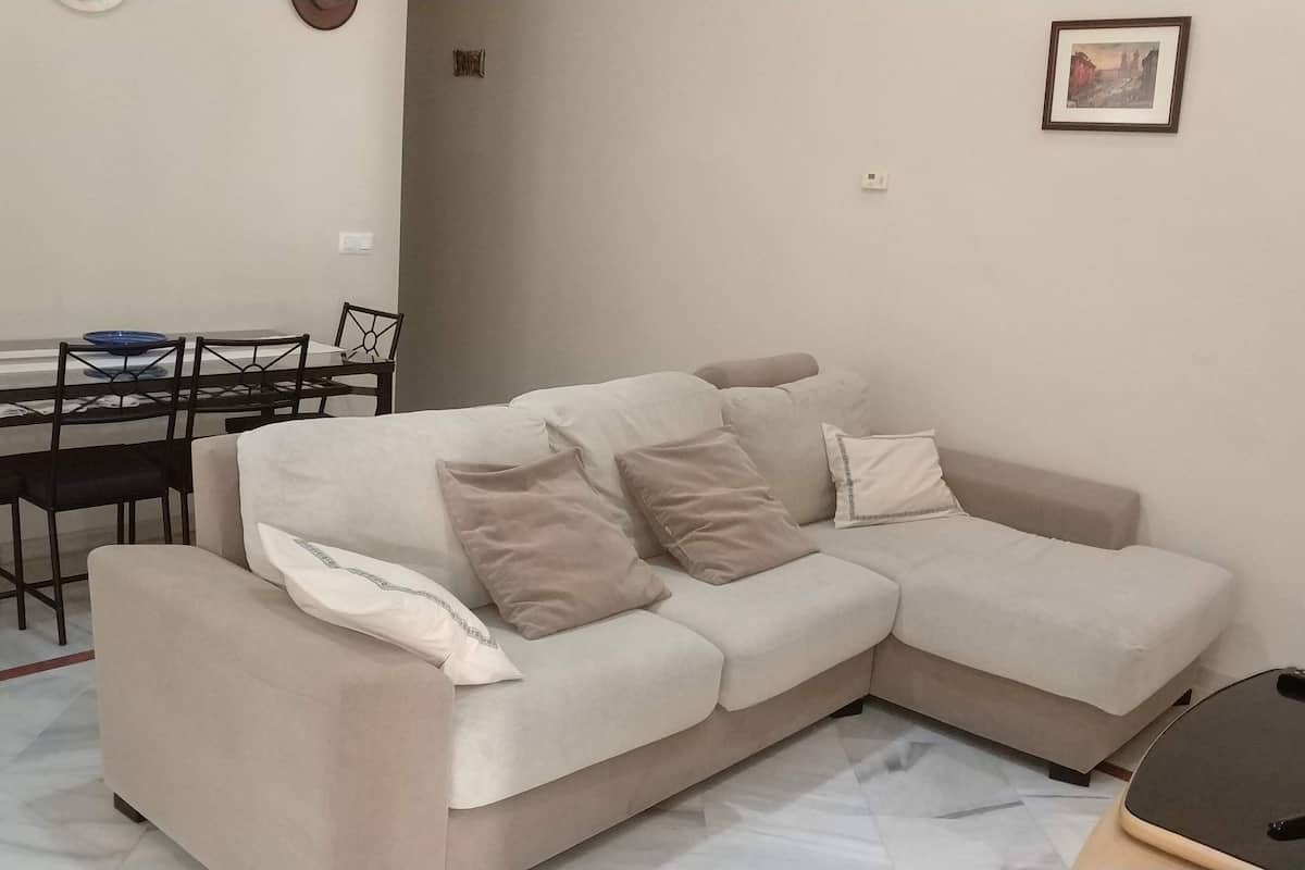 Familie appartement, 2 slaapkamers, keuken, bijgebouw | Woonruimte | Een 26-inch flatscreentelevisie met kabelzenders en een televisie