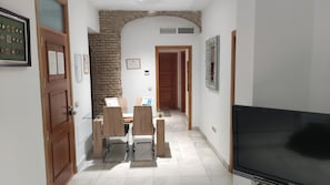 Apartemen Deluks, 2 kamar tidur, dapur | Wi-Fi gratis dan seprai linen