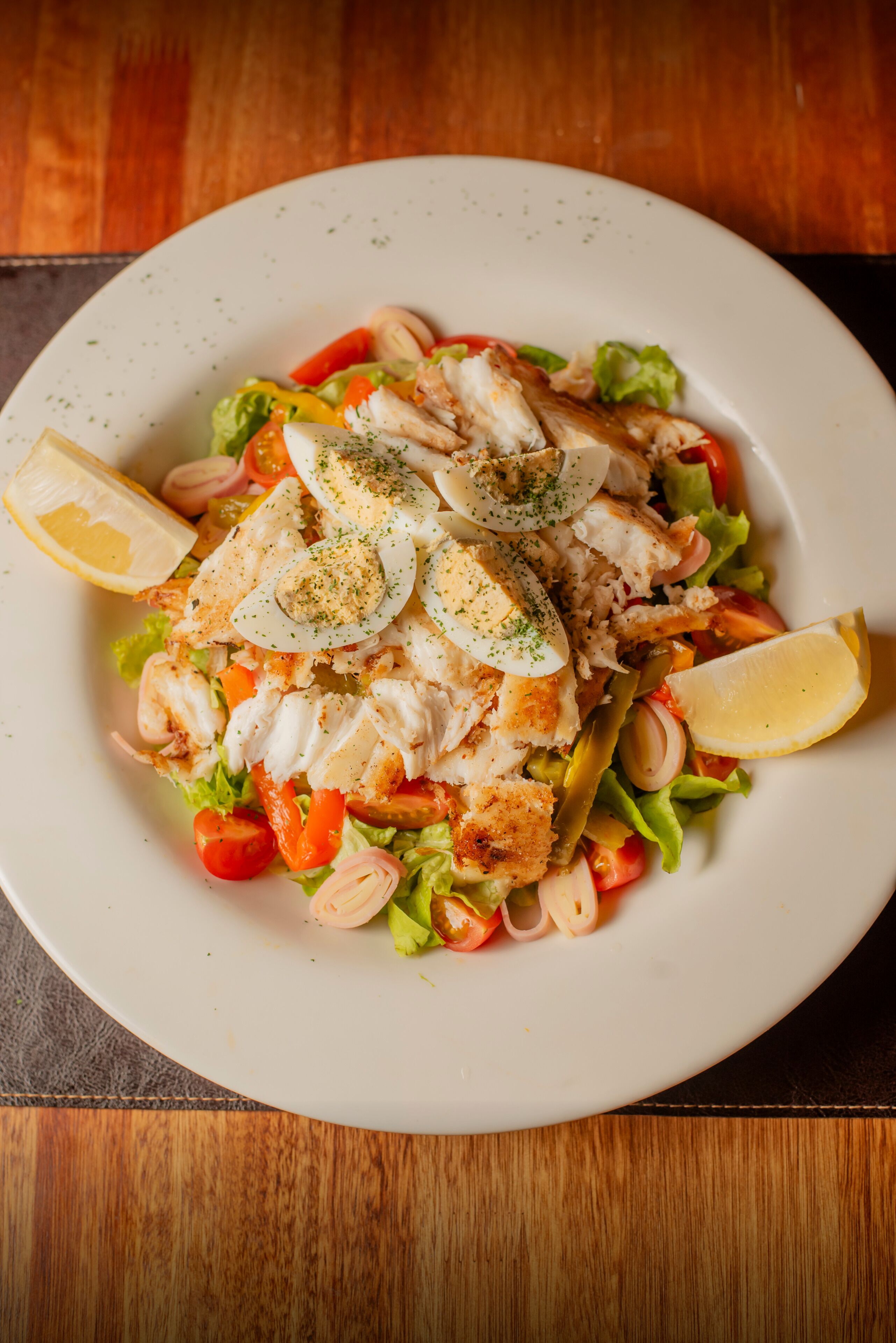 Ensalada de pollo, huevos y verduras.